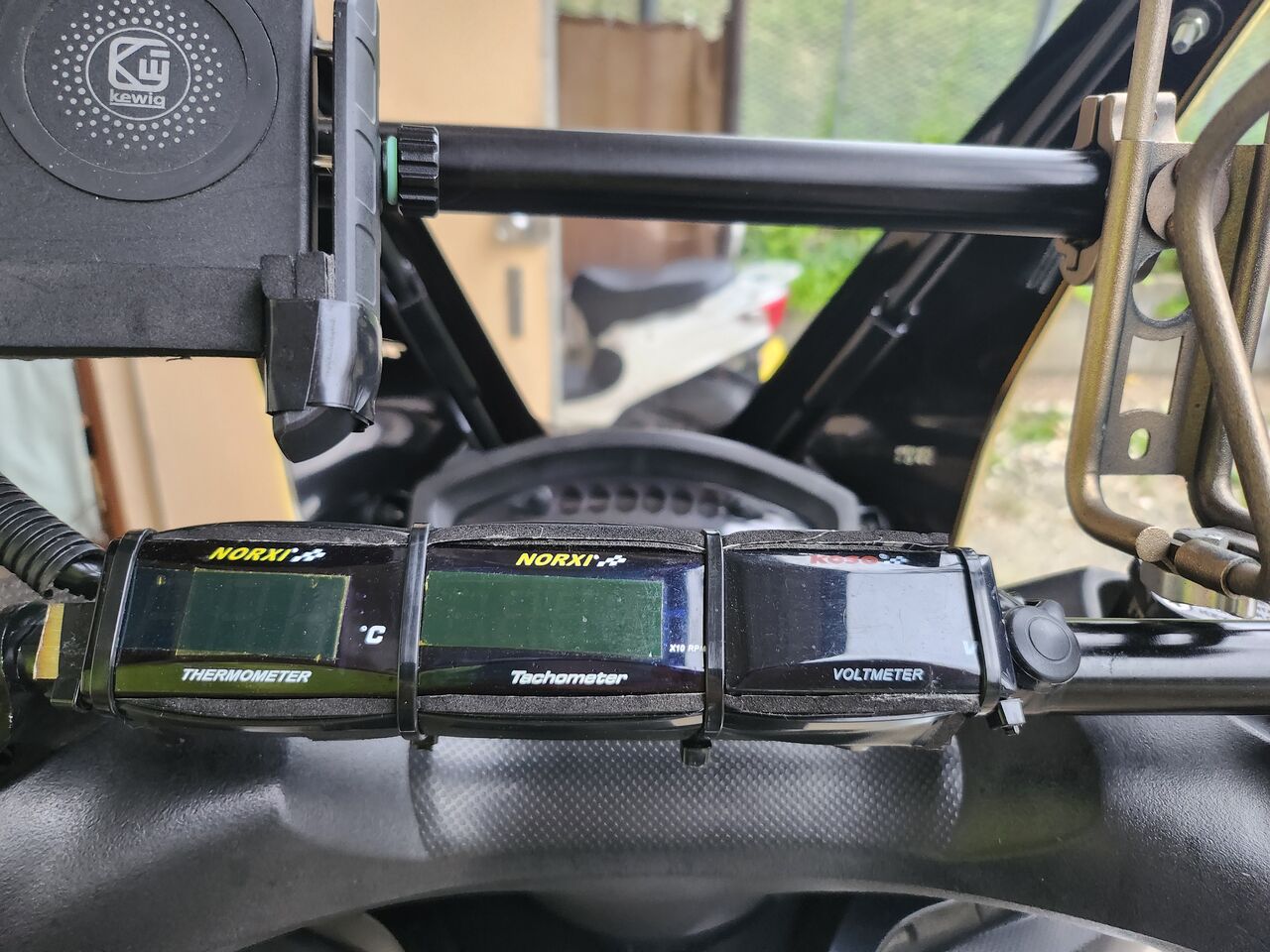トリシティ125(EBJ-SE82J)に取り付けた追加メーターの位置変更＆配線を