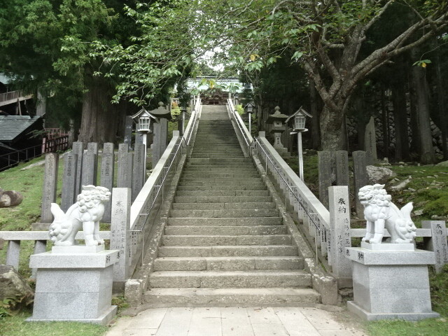拝殿への階段