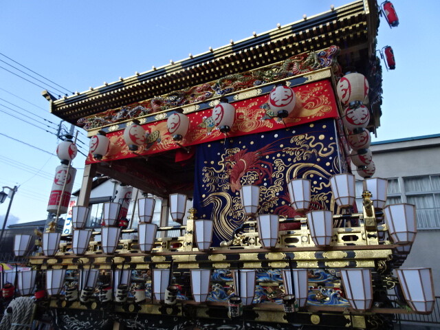 提灯がつけられた中町屋台