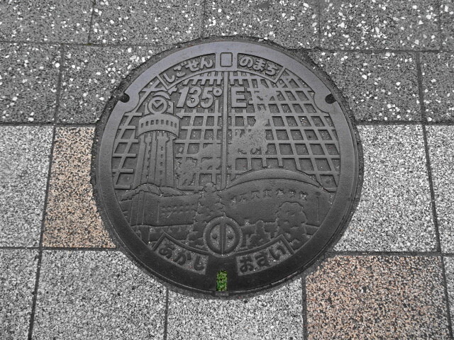 明石市。デザインは同じで汚水ふた