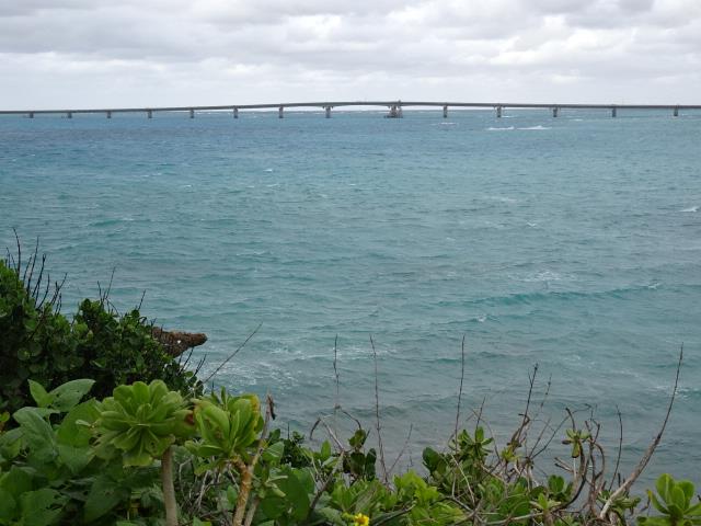 西平安名崎から見た池間大橋