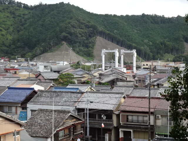 白く見えるのは可動式の橋