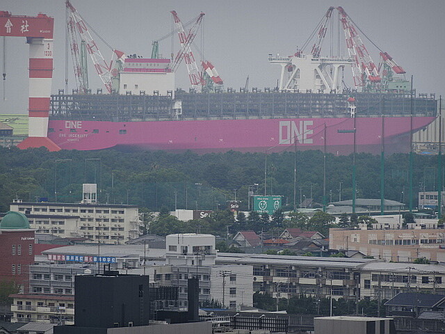 宙に浮かんだ船のよう