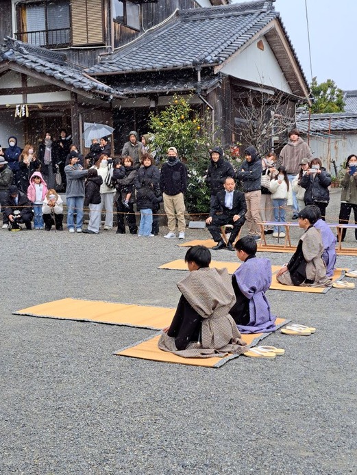 弓を射る男の子達