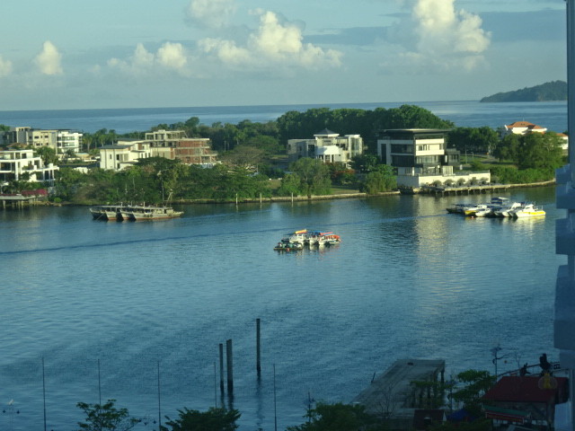 ホテル前の海