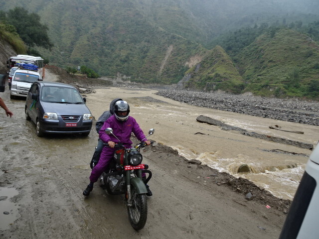 氾濫した河原が道路 (2)