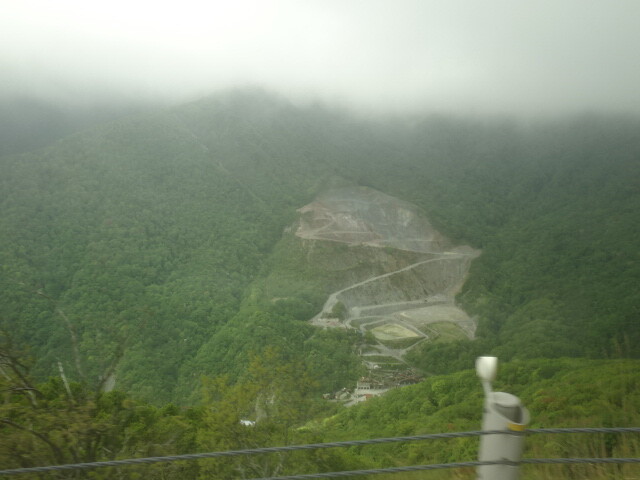 下山途中のバスの中から
