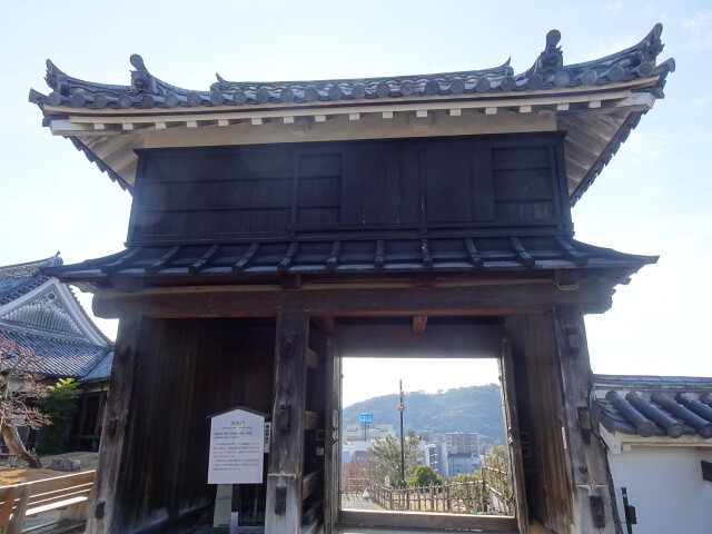 黒金門。