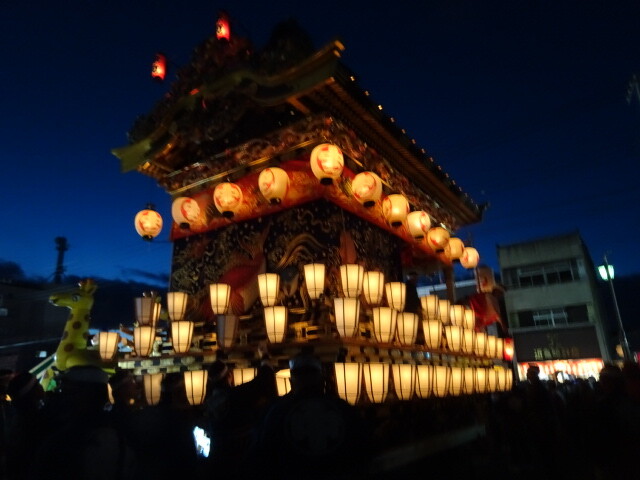 灯りの入った中町屋台
