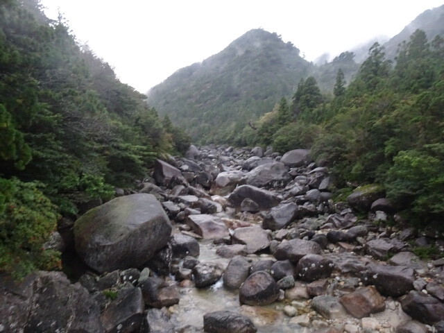 こんな石がごろごろした川にかかった橋を渡る
