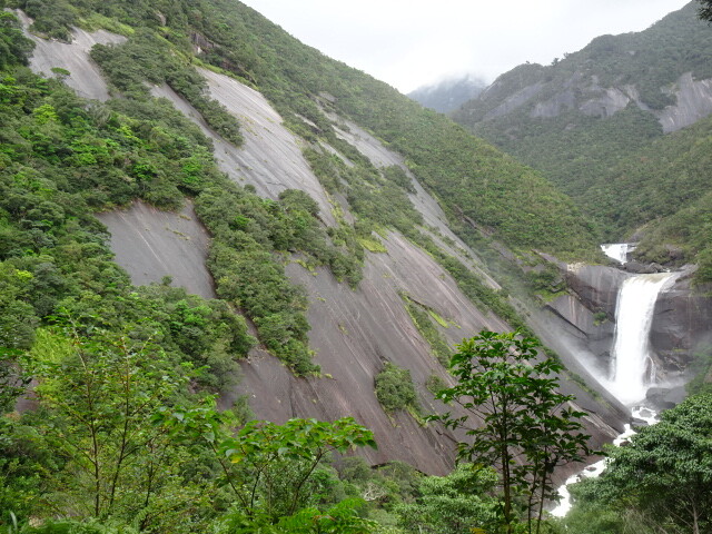 つるつるの岩山