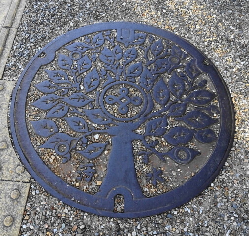 市の木クスノキと井桁の市章