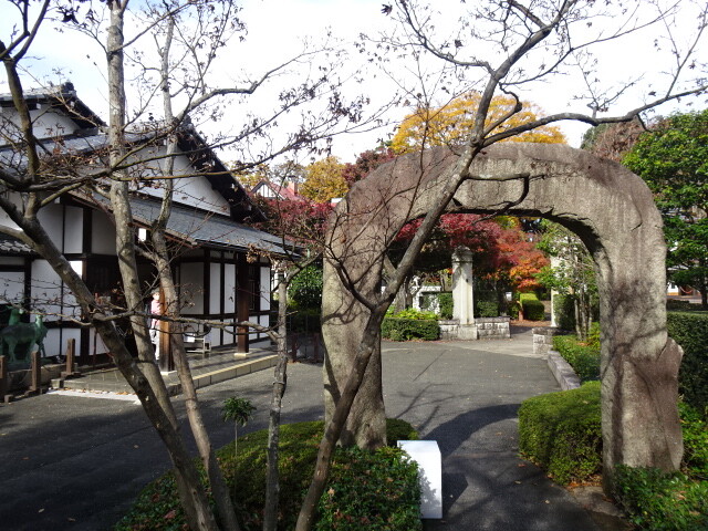 三井邸庭からの石門