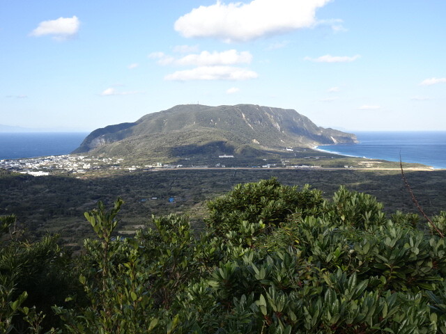2つの島だったものがくっついたので中央が低い