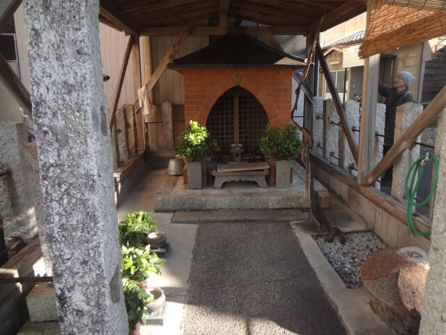 小さなお堂があちこちにる
