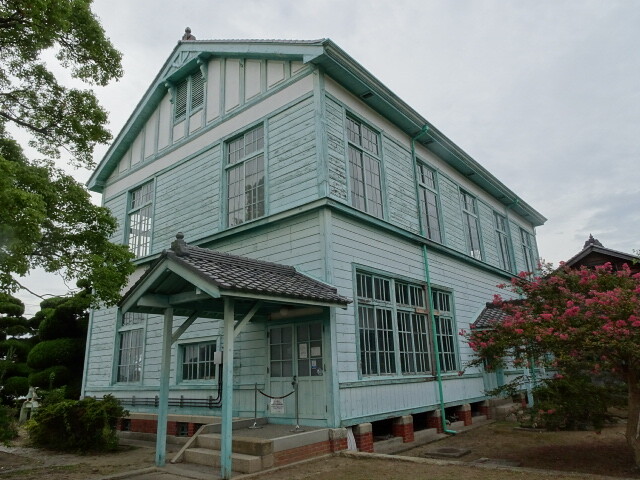 この建物の両側に教室があったのだが (1)