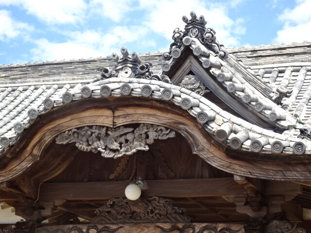 立派な彫刻の破風