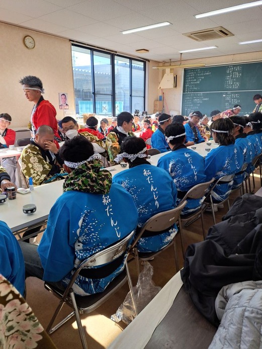 中学生までの少年が船に乗る (2)