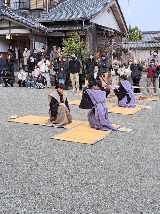親役と子役に別れて儀式を行う