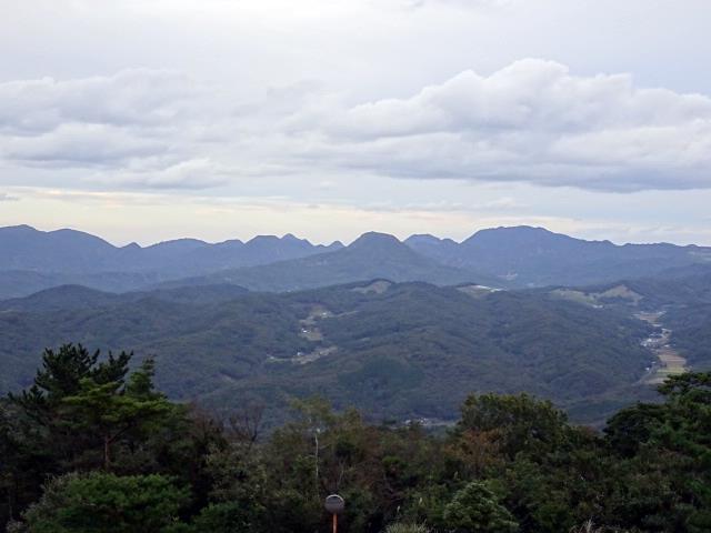 明日向かう山々