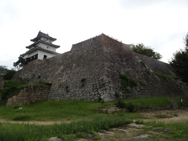 三の丸石垣の上から見た天守