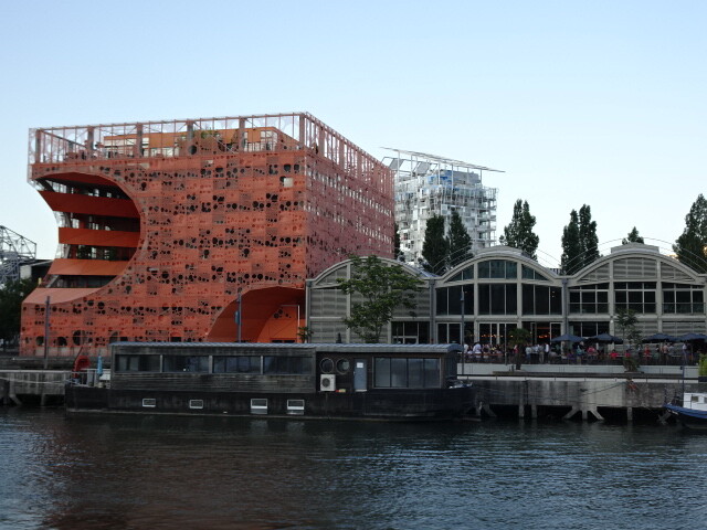 川沿いには、変わった建物が (1)