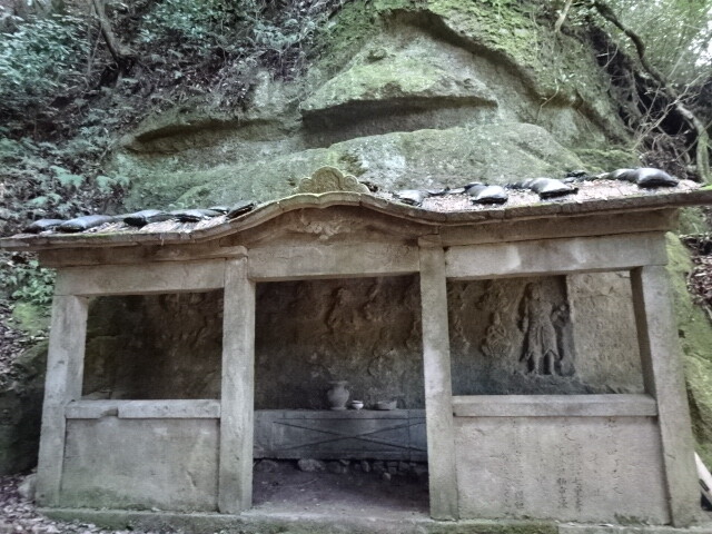 石の屋根の御堂
