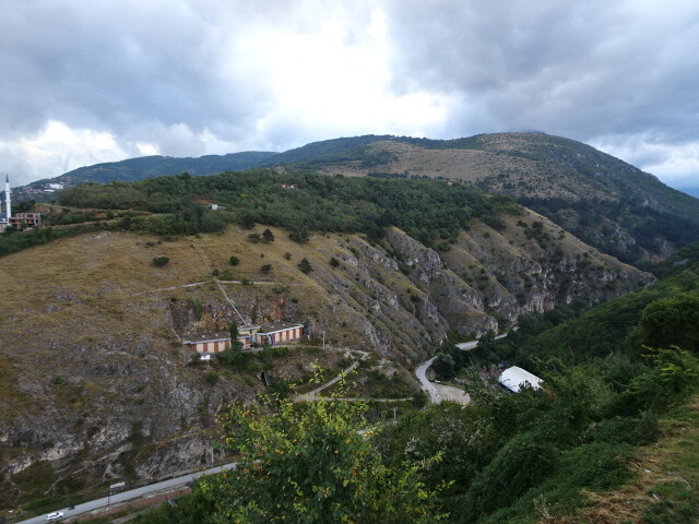 背後は山