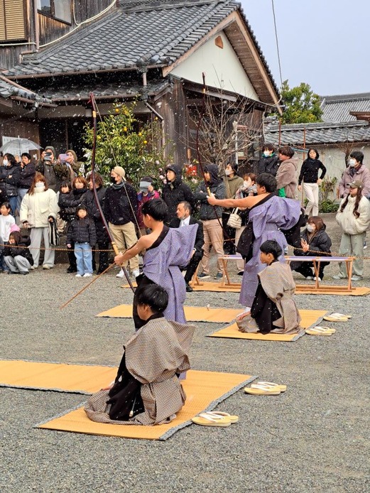片肌脱いで射る