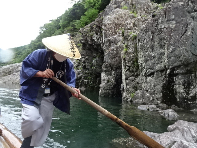 岩を押している