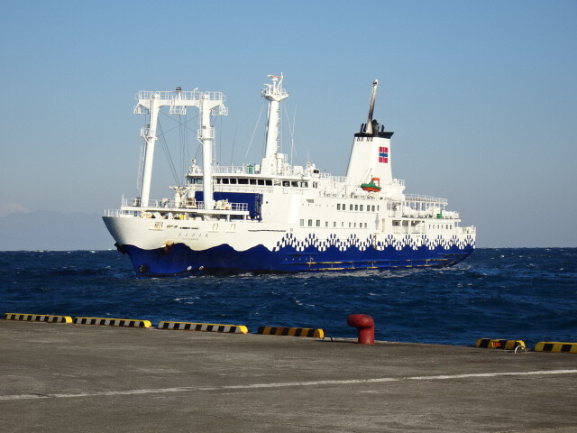 大型客船でむかう