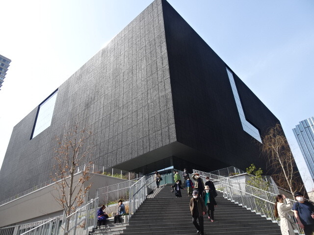 黒のキューブ中之島美術館