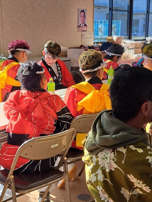 中学生までの少年が船に乗る (1)