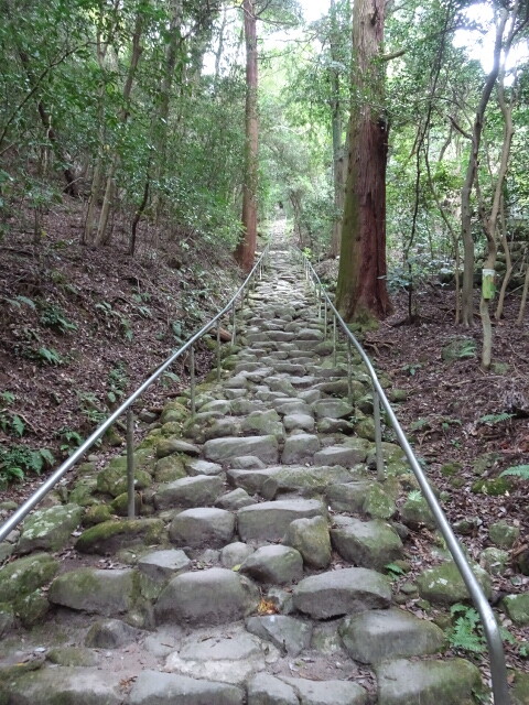 鬼が積んだ石段