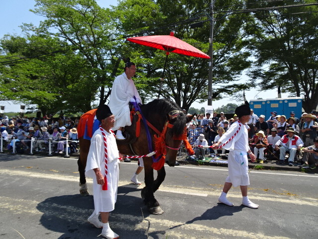 傘をさしてもらっている