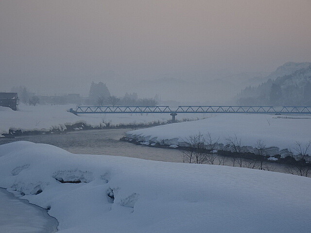 朝の魚野川