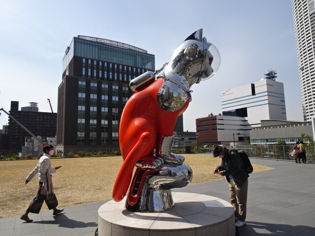 横から
