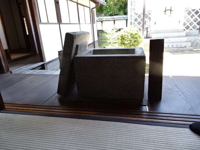 朱印箱を収める石箱