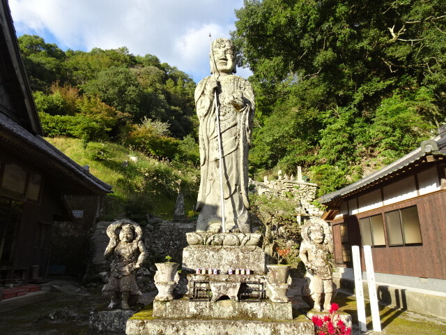 1つの岩から掘り出している地蔵
