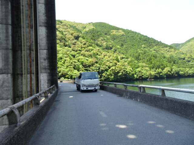 堰堤の上が道路になっている