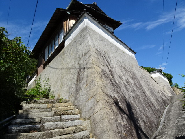 石垣のある家