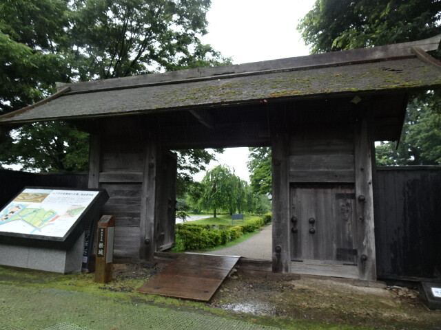 八戸城東門