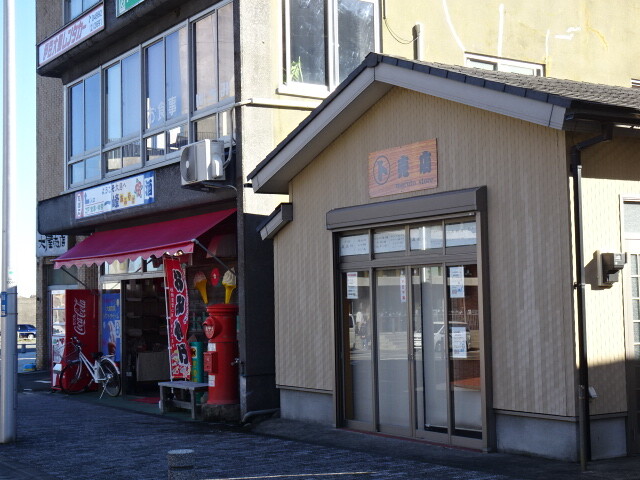 お土産屋さんとポスト