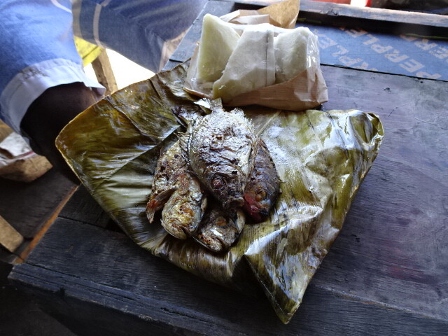 バナナの皮に包んだ焼き魚とタロイモ