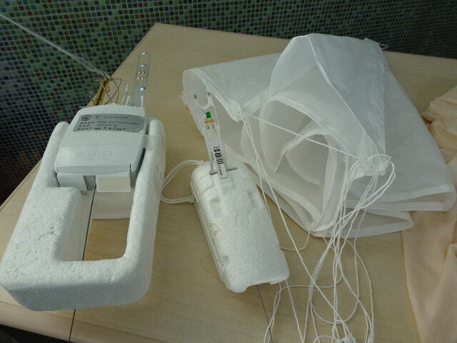 風船の中にはパラシュートと観測機器が