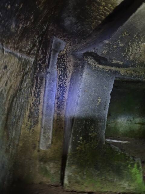 石屋形には刀の彫刻