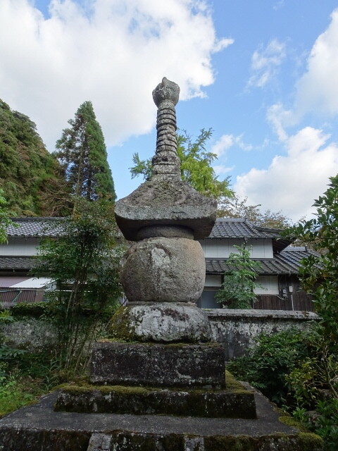 霊仙寺の国東塔