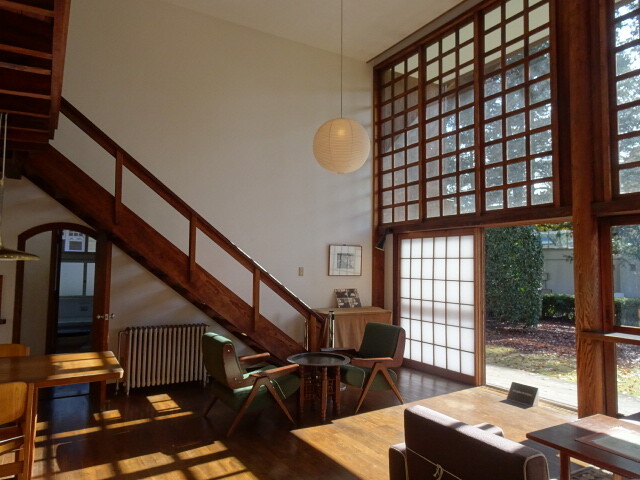 吹き抜けのある居間