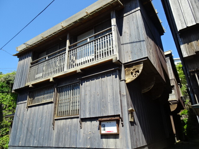 石と書かれた軒下飾り