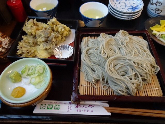 名物へぎそばとマイタケのてんぷら